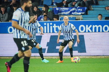 Jon Guridi Alaveseko jokalaria Albaceteren aurkako partida jokatzen Mendizorrotzan.