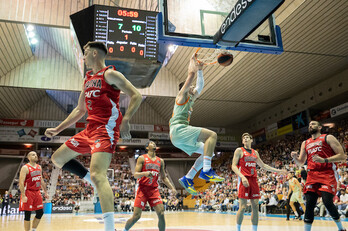 Daulton Hommes se cuelga en un inicio de partido en la que ha parecido un triunfo más sencillo de lo que ha sido al final.