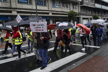 Manifestación del vecindario de los barrios del sur reivindicando la línea 4 de metro.