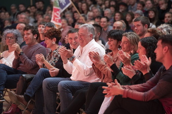 El coordinador general de EH Bildu, Arnaldo Otegi, y los candidatos Joseba Asiron y Laura Aznal, en un acto electoral