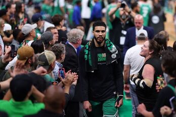 Jayson Tatum sale del TD Garden en loor de multitudes.