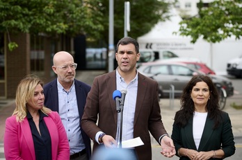 Javier García, de campaña en Iruñea con dos exmilitantes de UPN, Salanueva y García-Malo.