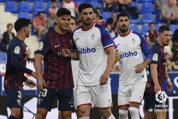Chema, principal novedad en el once armero, y Cristian Salvador toman posiciones en el área.