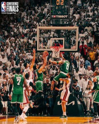 El palmeo de Derrick White lleva la Final del Este al desempate y a la locaura.