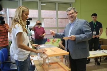 El jeltzale Juan Mari Aburto, en el momento que ha depositado su voto en Deustu.