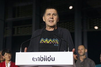 Arnaldo Otegi, txalo zaparrada artean Donostian.