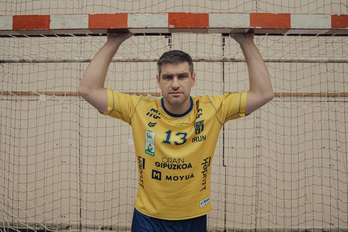 Julen Aginagalde, larunbatean, bere azken partidan, jokatuko duen kamiseta bereziarekin.