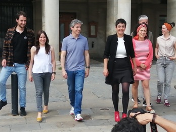 Rocío Vitero ha atendido a los medios en la plaza Nueva de Gasteiz. 