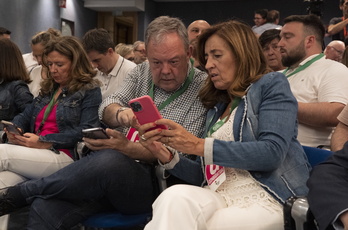 Consejeros del PNV siguen con caras de preocupación el recuento en Sabin Etxea.