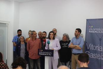 Rueda de prensa ofrecida por Elkarrekin en Gasteiz.