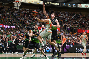 Thompson intenta encestar ante la defensa del Joventut.