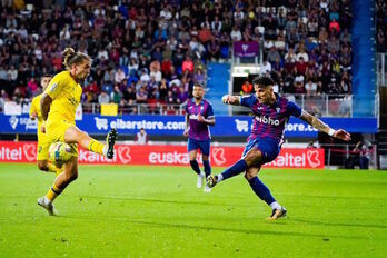Ríos Reina golpea el balón durante la última visita de Las Palmas a Ipurua.