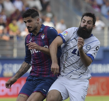Berrocal y Villalibre se empujan en un derbi muy físico.