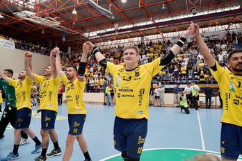 Los jugadores del Bidasoa Irun, con Julen Aginagalde al frente, se despiden de la afición.