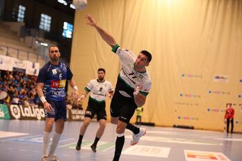 Iker Serrano observa el lanzamiento de Bonanno en su último partido como profesional.