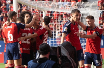 Budimir celebra junto a sus compañeros uno de los dos goles del croata.