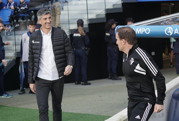 Imanol y Arrasate se saludan en Anoeta antes del derbi entre Real y Osasuna.
