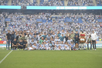 Todos los componenentes del primer equipo realista en la despedida festiva de Illarra y de la temporada.