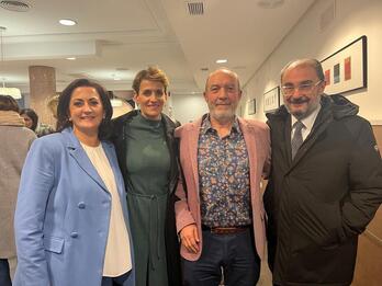 Emilio Cigudosa, con camisa de flores, junto a la lehendakari María Chivite, la presidenta riojana (Concha Andreu) y el presidente aragonés (Javier Lambán), en un acto en San Adrián en enero.