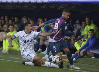 Benavídez intenta robar el balón a Matheus durante el encuentro que enfrentó a Eibar y Alavés en Ipurua el pasado sábado.