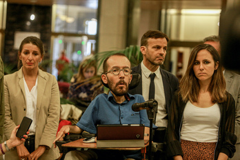 Díaz (Sumar) a un lado y Belarra (Podemos) al otro, en una comparecencia conjunta en el Congreso.