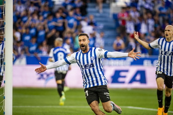 Los jugadores del Alavés celebran el 1-0 a los 44 segundos de partido.