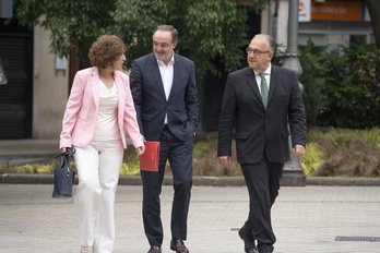 Javier Esparza (UPN), en el centro, ha encabezado la reunión que su partido ha mantenido este jueves con el PSN tras los comicios del 28M. 