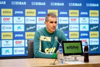 Gaizka Garitano durante una rueda de prensa en Ipurua.