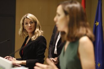 Yolanda Díaz, líder de Sumar, mira a Ione Belarra, secretaria general de Podemos, durante una comparecencia anterior. 