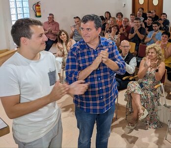 Jorge Pueyo, a la izquierda, tras confirmarse su candidatura.