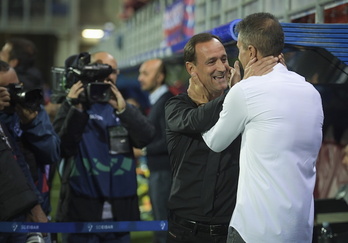 Etxeberria y Garitano se saludan en la última visita del Mirandés a Ipurua.