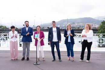 Candidatas y candidatos de EH Bildu por Gipuzkoa, en el puente de Santiago.