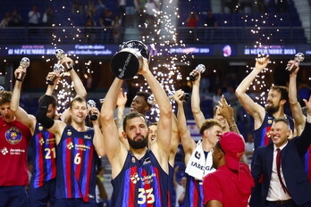 Nikola Mirotic levanta su último título con el Barça justo en la cancha del Real Madrid.