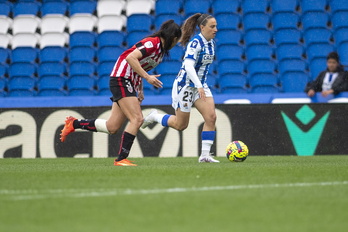 Alejandra Bernabé conduciendo el balón, en el derbi disputado en Anoeta esta temporada.