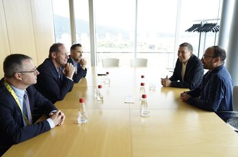 Encuentro entre la dirección del Tour y los coordinadores generales de EH Bildu y EH Bai.