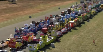 La imponente caravana publicitaria del Tour, preparada para la salida.