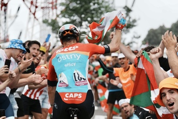 El italiano Jacopo Guarnieri, ikurrina en mano, en Pike Bidea.