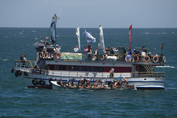 Zierbenako patroi eta arraunlariak bandera gogoz astintzen Coruñan.