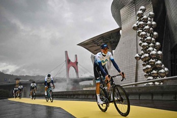 La baja de Enric Mas, que sonríe en la presentación de equipos del Guggenheim, ha dejado a Movistar tocado sin su líder.