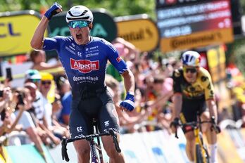 Jasper Philipsen celebra la victoria en la meta de Baiona. 