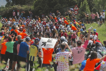 Muchos aficionados se congregaron en el alto de El Vivero en la primera etapa. 