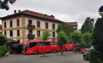 Arkeako autobusa, Durango hotel txiki honetan aurrean.