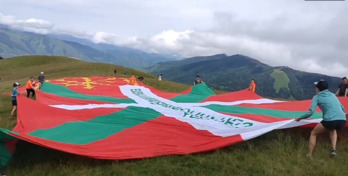 Herritarrak ikurrina eta nafar bandera zabaltzen, Zuberoan. 