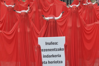 Los «espíritus», ante la fachada del Ayuntamiento en la protesta animalista