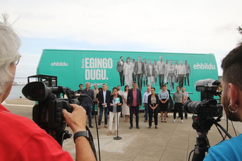 Los candidatos de EH Bildu y el autobús que utilizarán durante la campaña electoral.