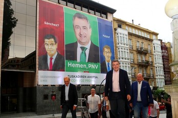 Los candidatos del PNV, ante Sabin Etxea en el inicio de campaña.