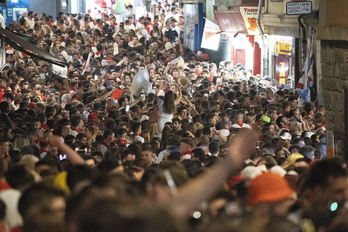 Gentío en la noche iruindarra durante la noche sanferminera.