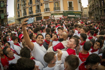 Un grupo de personas con rasgos latinoamericanos en el centro de la ciudad.