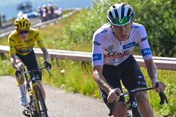 Momento en el que Pogacar descuelga a Vingegaard en la parte final de la etapa del Puy de Dôme