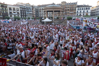 La plaza del Castillo, abarrotada. Algunos asistentes han tejido una «telaraña» contra la violencia machista.